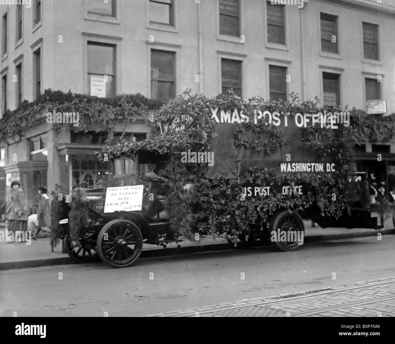 Bureau de poste de noël - Noël décoré camion postal à Washington DC, vers 1922 Banque D'Images