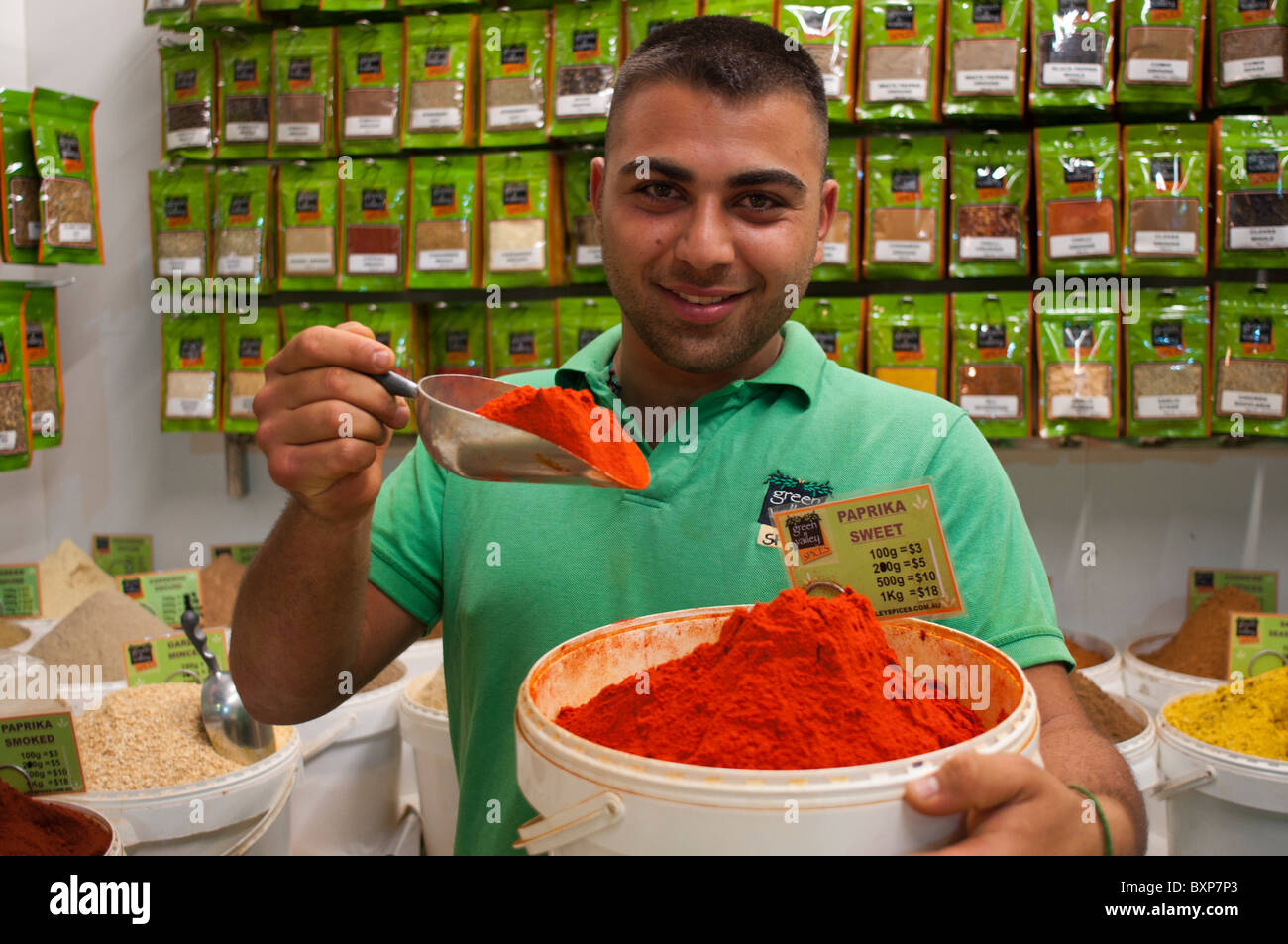 Un vendeur d'épices avec une baignoire de paprika dans Paddy's Market à Sydney Australie Banque D'Images