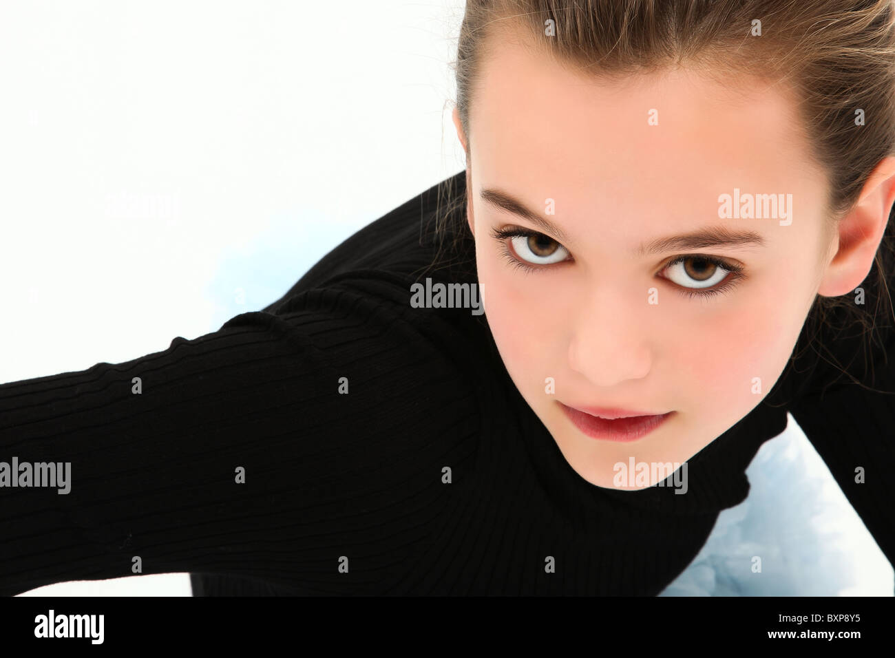 Belle fille de tween 10 ans headshot dramatique sur fond blanc. Banque D'Images