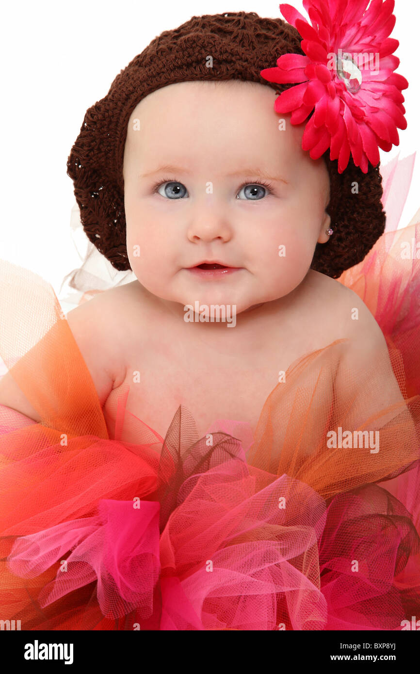 Âgé de 5 mois adorable baby girl wearing tutu rose et brun sur fond blanc. Banque D'Images