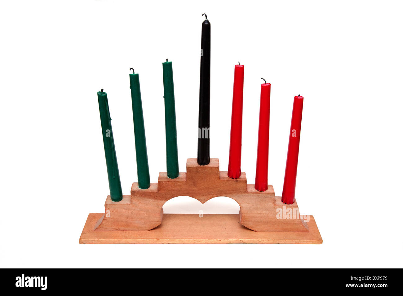 Sept candélabres bougie Kinara Kwanzaa avec vert, rouge et noir des bougies sur un fond blanc Banque D'Images