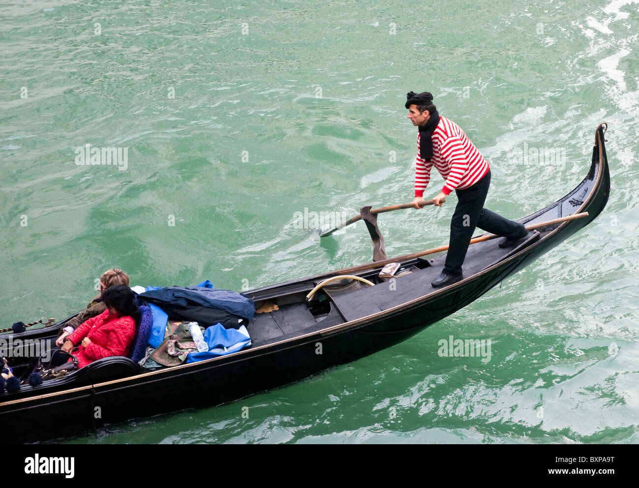 Aviron Gondolier une gondole sur le Grand Canal de Venise , Italie Banque D'Images