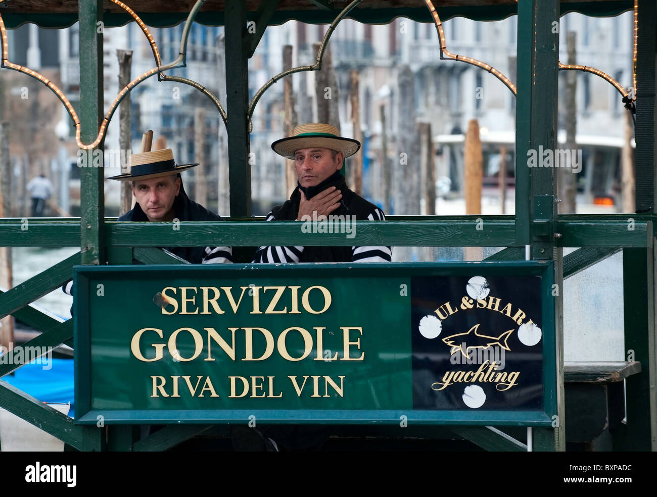 Gondoliers attendent les clients à Riva del Vin , Venise Italie Banque D'Images