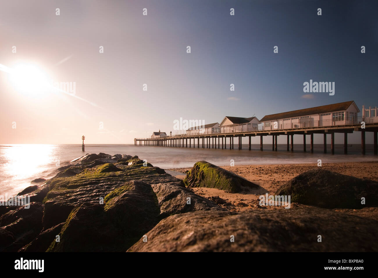 L'aube sur la mer à Southwold pier Banque D'Images