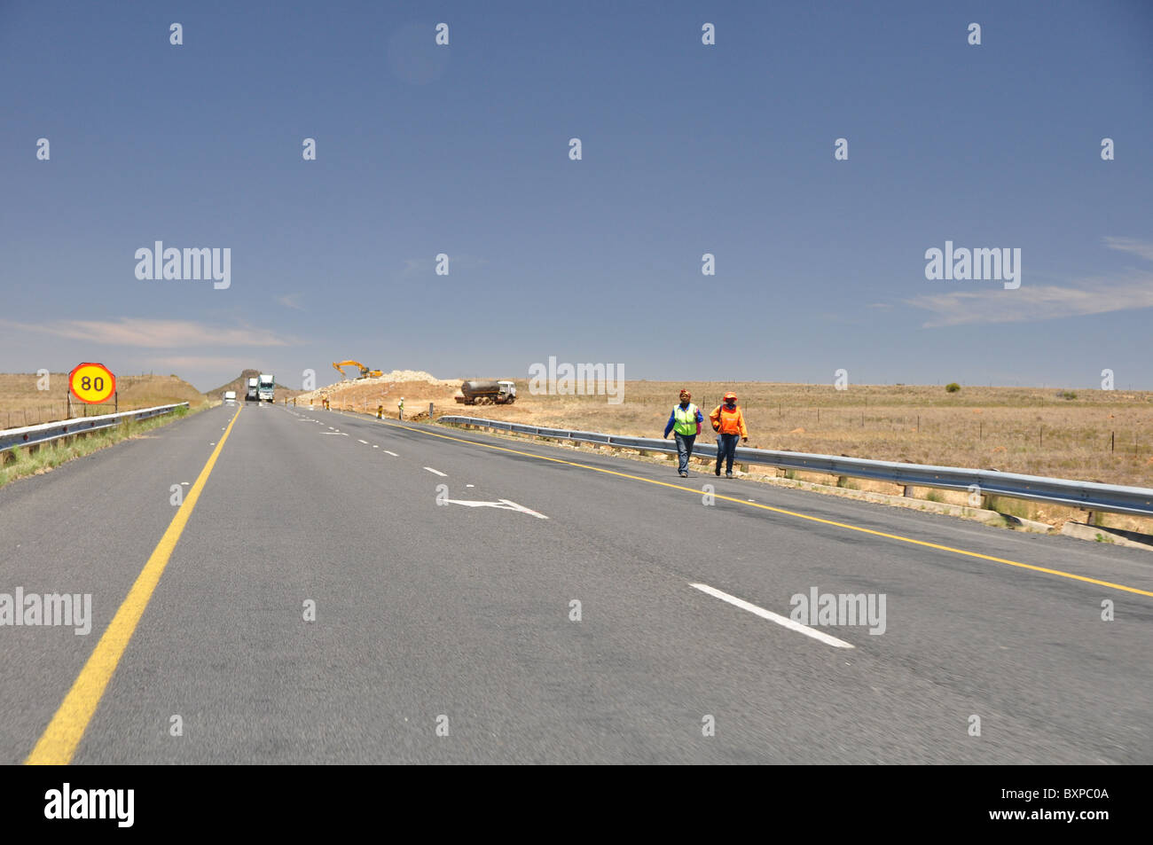 Route droite, l'autoroute, les voitures, Free State, Afrique du Sud Banque D'Images