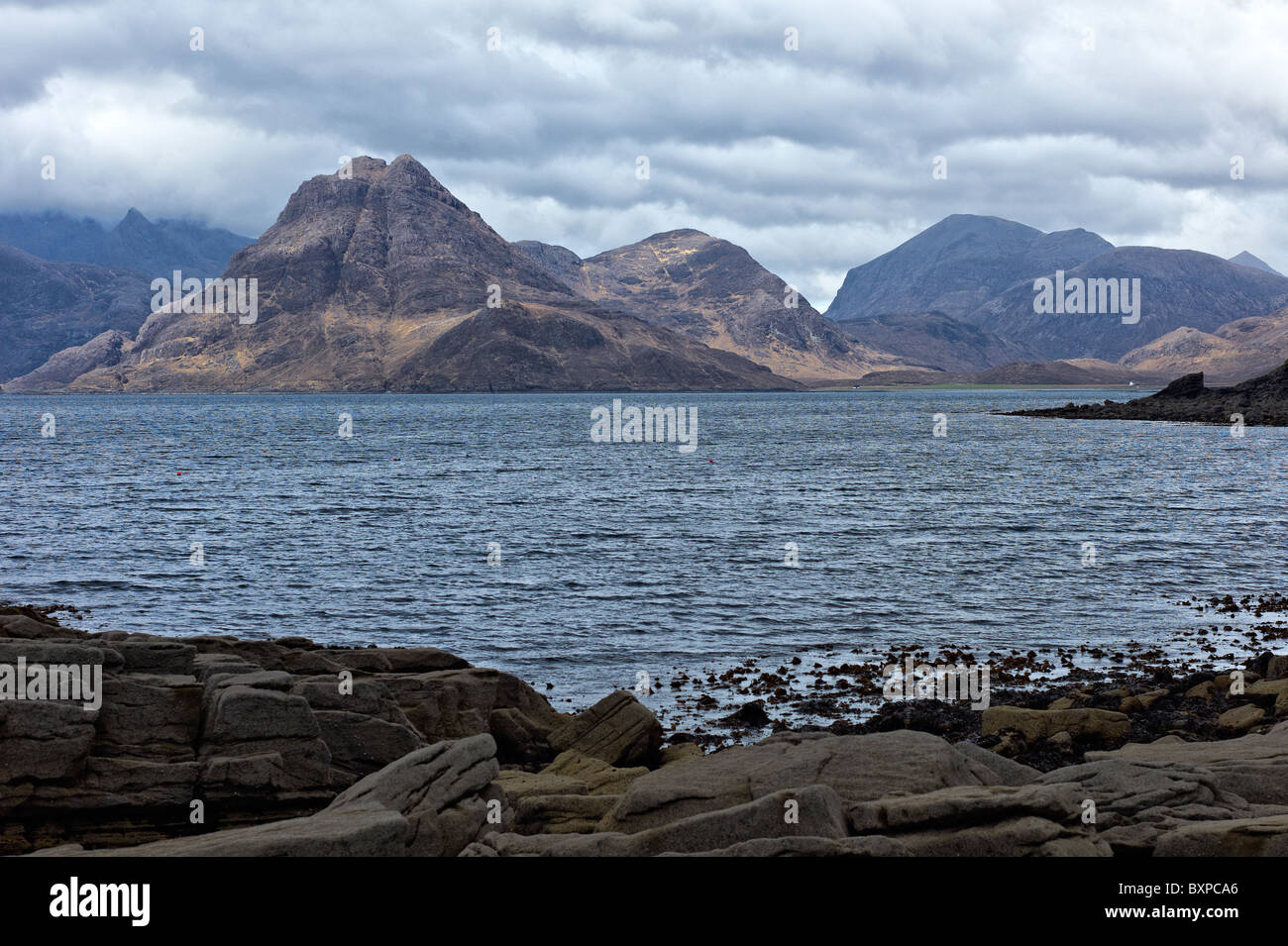 Les montagnes de Sgurr na ires, dans le noir, et Marsco Cuillin, dans la Red Cuillin vu Skavaig sur le Loch d'Elgol Banque D'Images