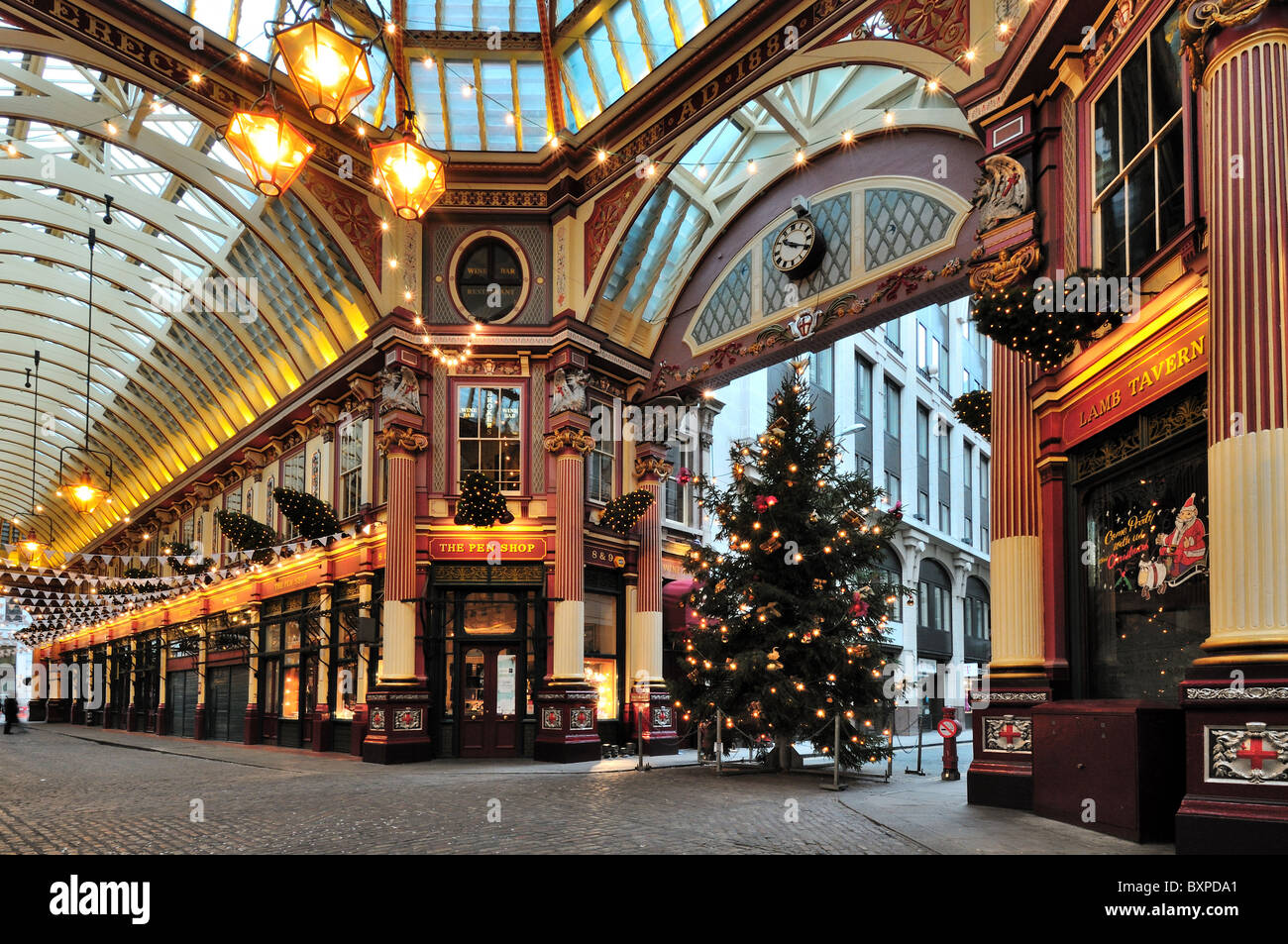 Arbre de Noël dans Leadenhall Market, City of London, England, UK Banque D'Images