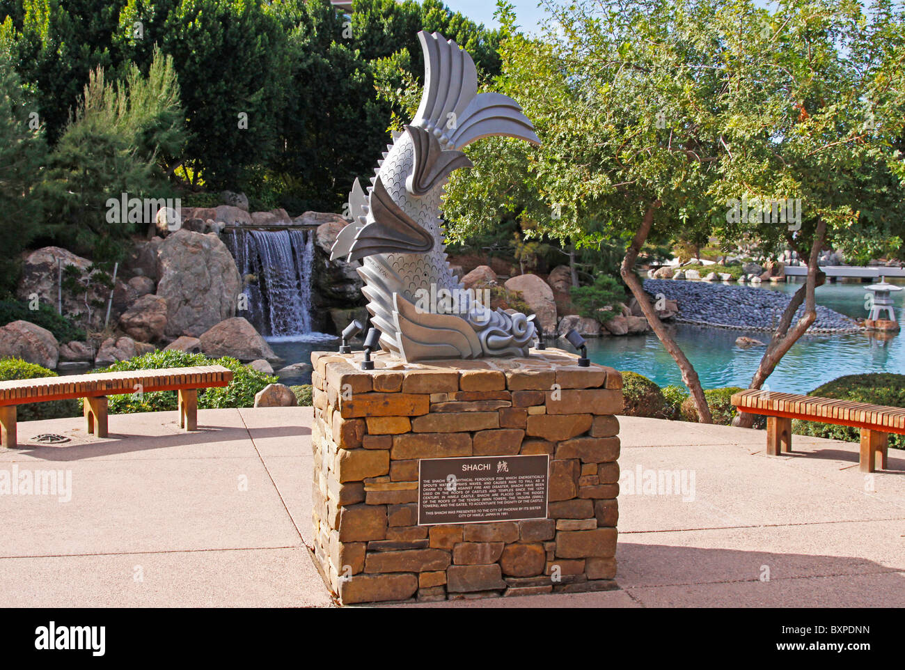 Statue de la mythique Shachi poisson féroce du Japon Japonais situé dans le jardin de l'amitié à Phoenix, Arizona Banque D'Images