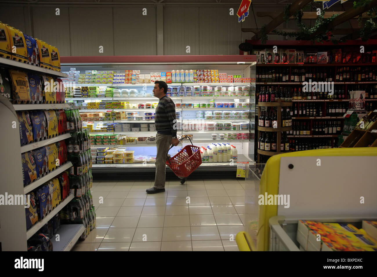 Courses dans un supermarché, Kyrenia, République turque de Chypre du Nord Banque D'Images