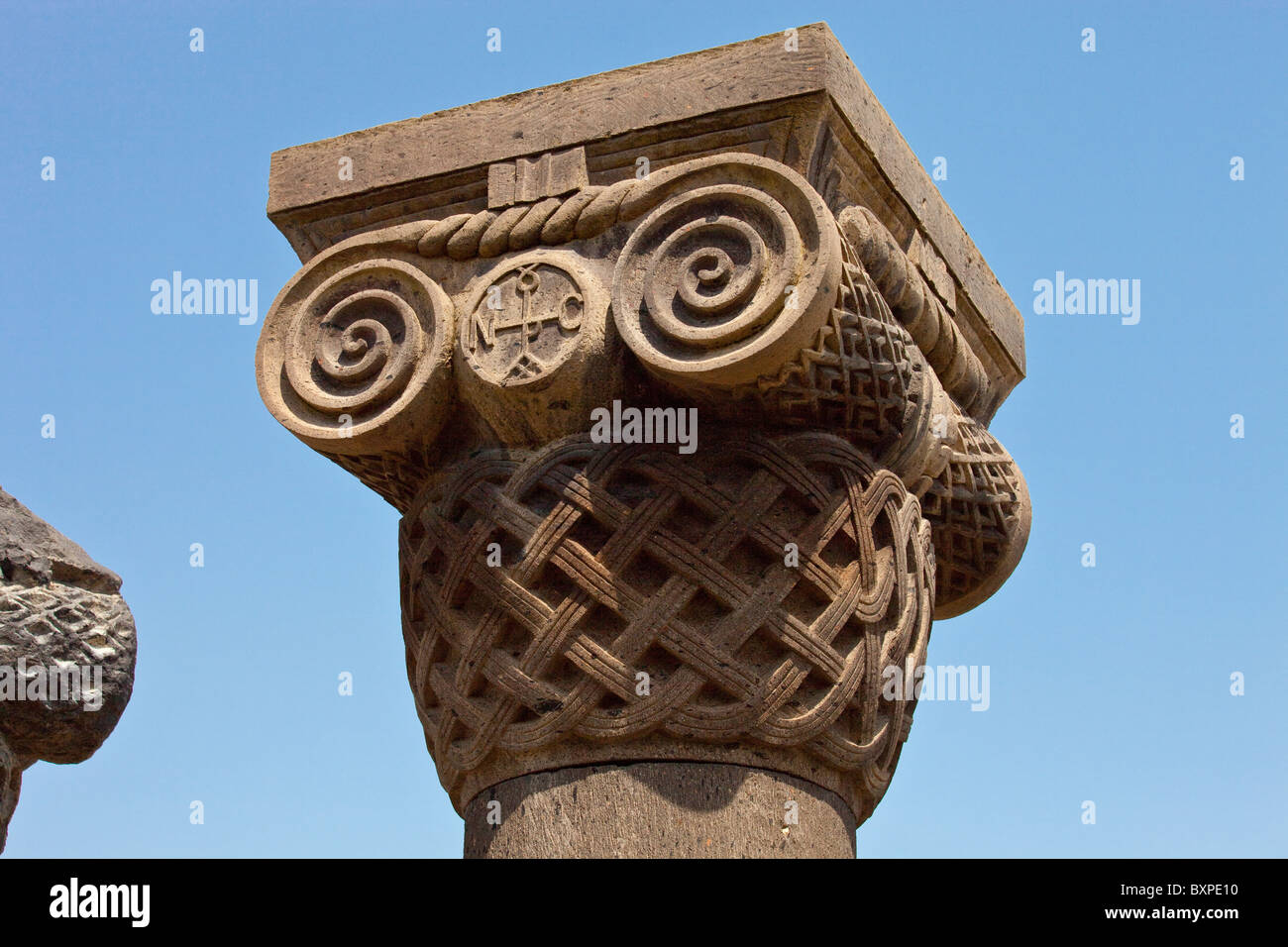 Capital détaillées, des ruines de la cathédrale de Zvarnots près de Yerevan Arménie Banque D'Images