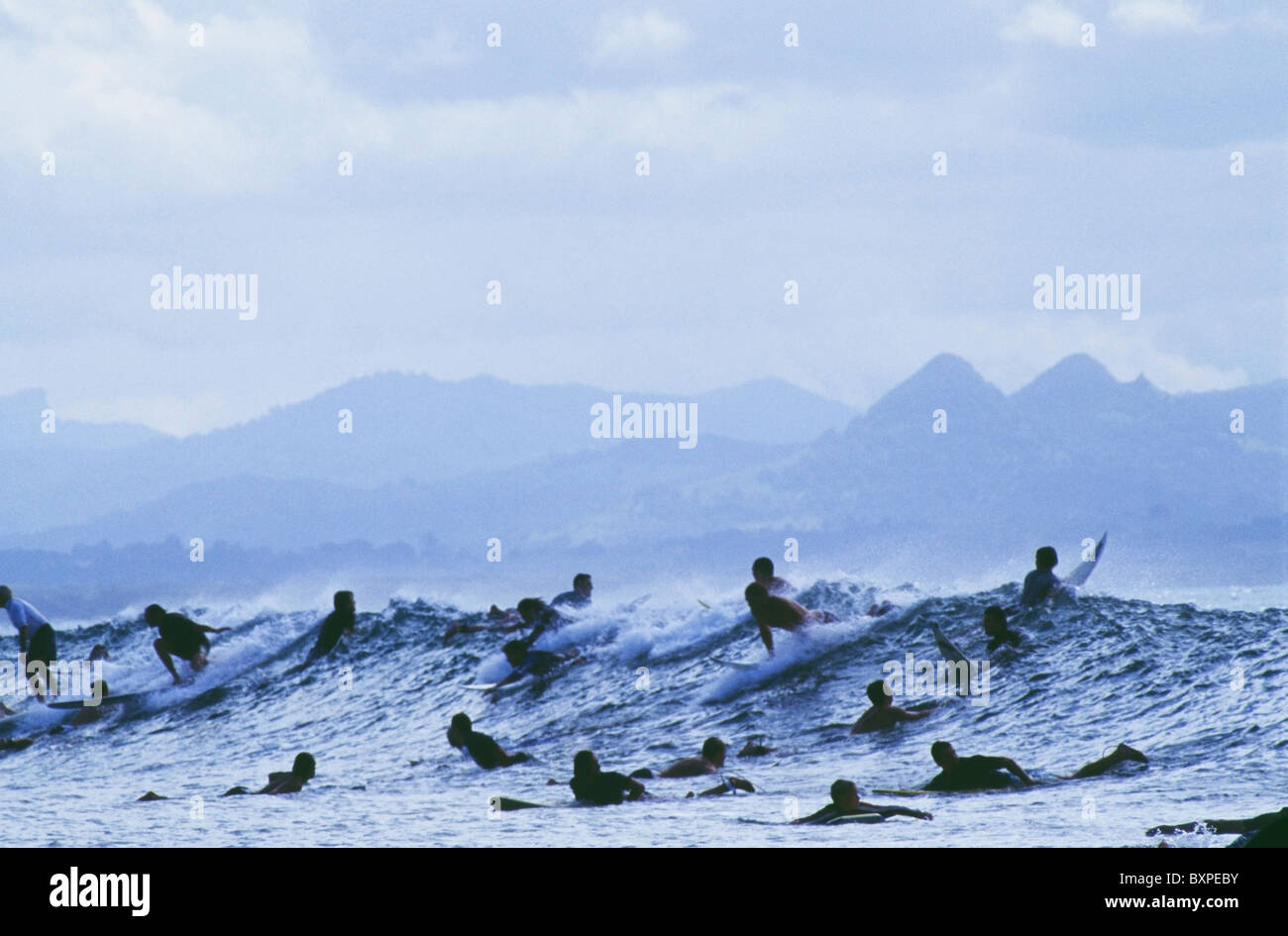 Foule de gens en silhouette Surf en Australie Banque D'Images