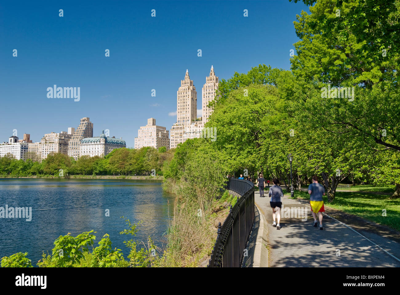 Le réservoir de jogging, avec une vue sur la skyline de l'ouest de Central Park, Central Park, New York City. Banque D'Images