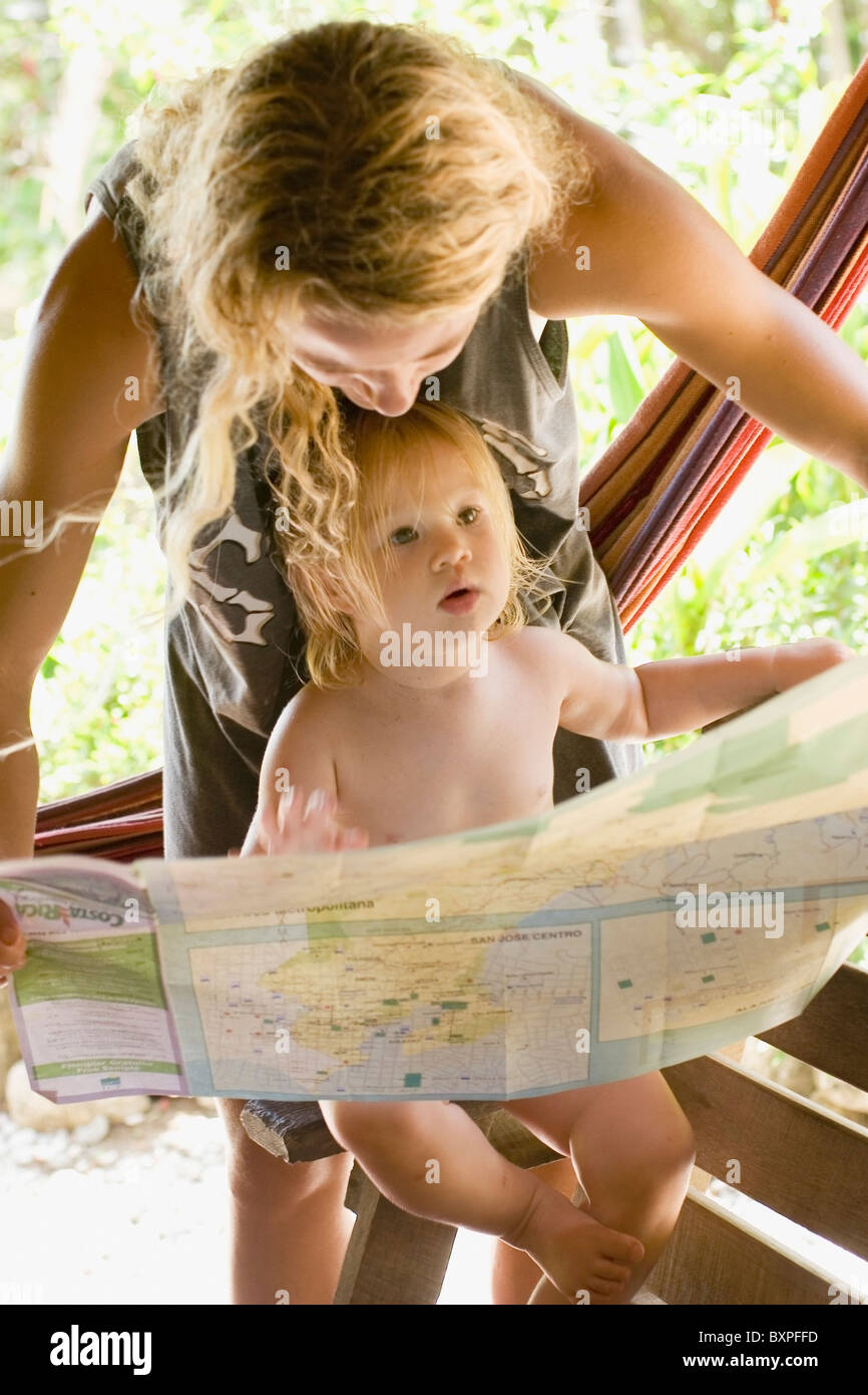 Mère avec enfant de regarder la carte Banque D'Images