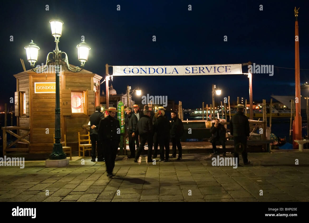 Gondoliers attendent les clients près de la Place Saint Marc Venise , Italie Banque D'Images