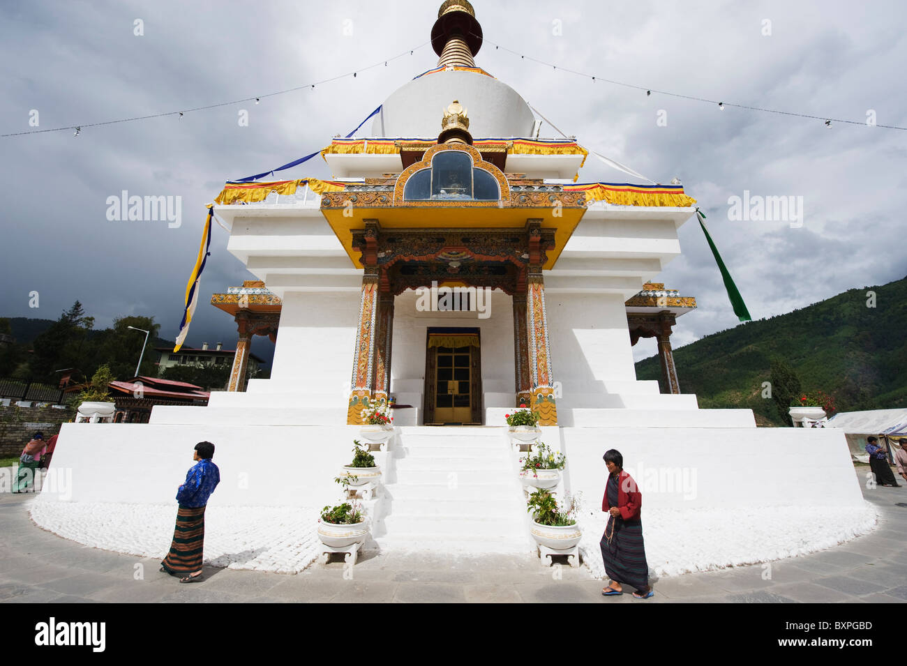 Pèlerins dans le National Memorial Chorten, Thimphu (capitale), Bhoutan, Asie Banque D'Images