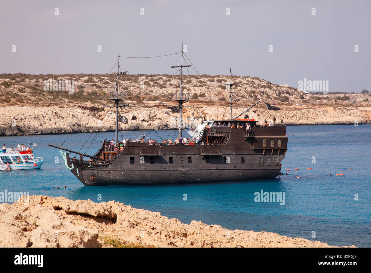 Le 'Black Pearl''fun navire ancré au large du cap Greco (Chypre). Banque D'Images