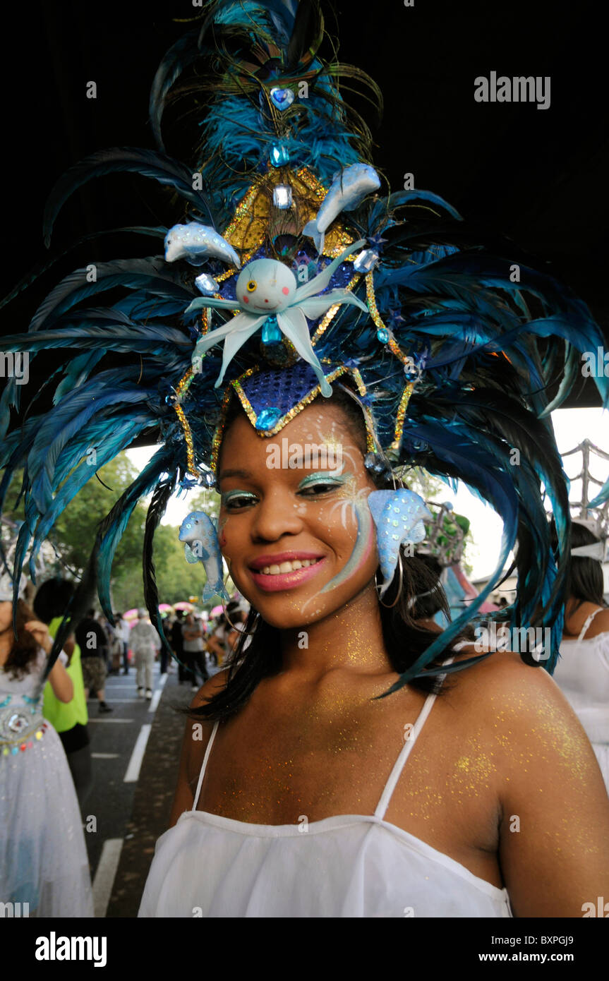 Le Brésil. Les écoles de samba en danseur de costumes colorés au carnaval de Rio Banque D'Images