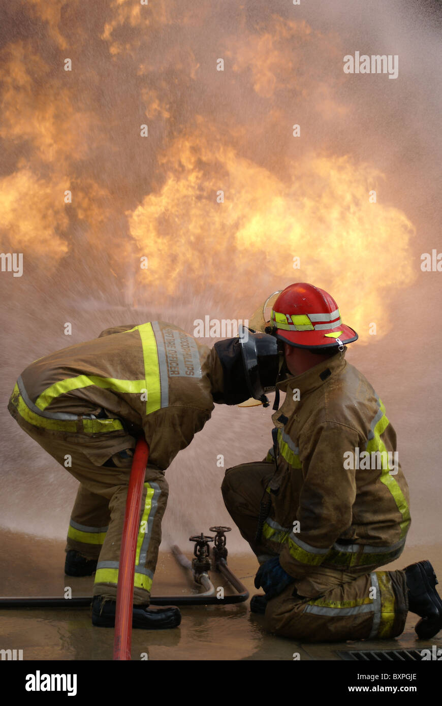 Les pompiers la lutte contre l'incendie du bâtiment, inferno Banque D'Images