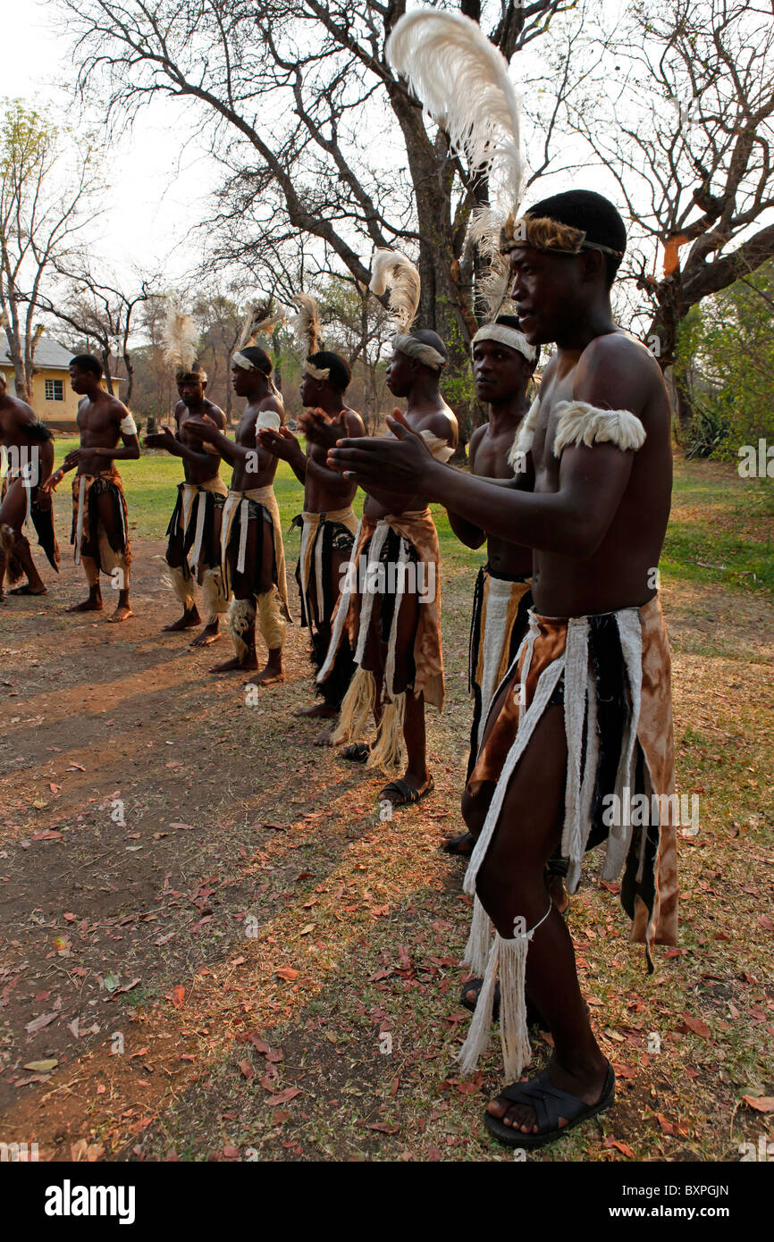 Chanteurs tribaux à danser à Victoria Falls au Zimbabwe. Banque D'Images
