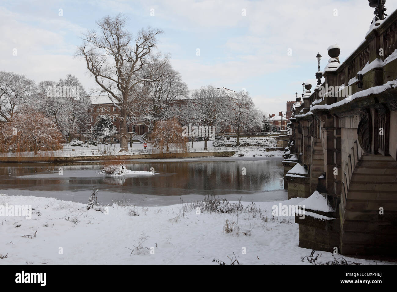 Les conditions de gel pendant le mois de décembre dans la région de Shrewsbury,la rivière Severn vue ici est en partie gelés à la passerelle. Banque D'Images