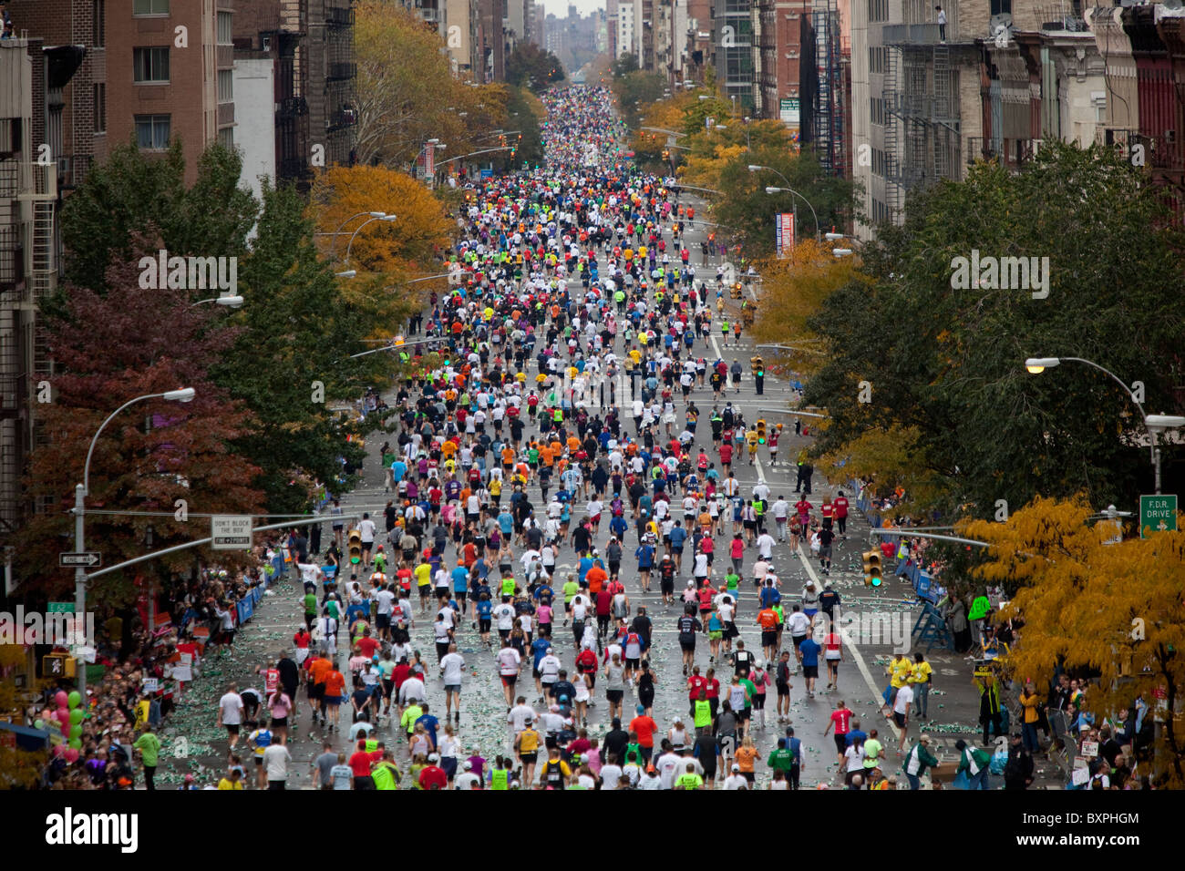 Glissières de la compétition sur la 1re Avenue, au cours de l'année 2009 New York City Marathon Banque D'Images