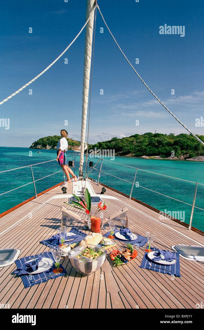 Jeu de l'alimentation sur le pont avec la femme en arrière-plan sur un yacht Navigation autour les Grenadines Banque D'Images