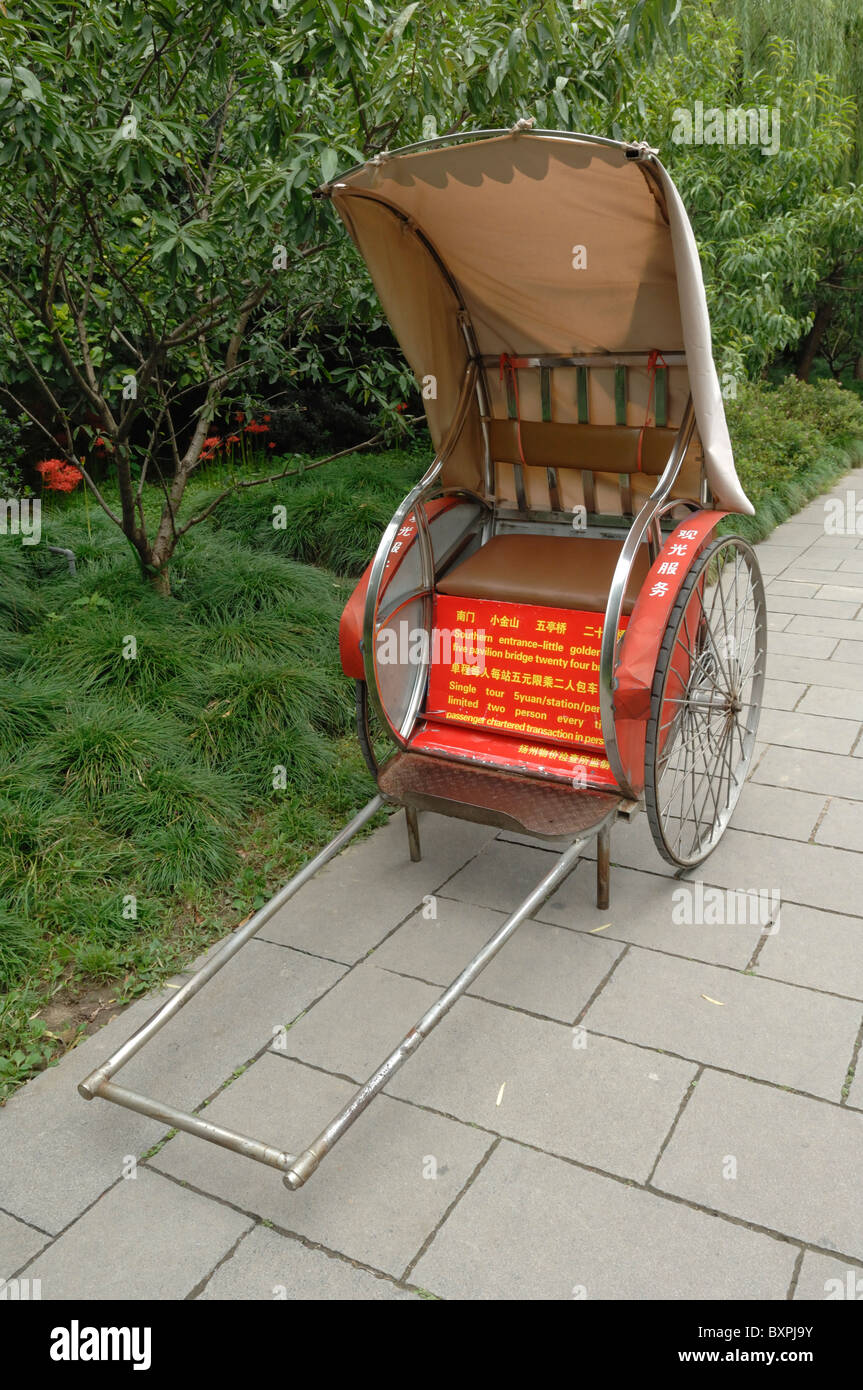 Rouge Un rickshaw pour location à Yangzhou Slender West Lake Park Chine Banque D'Images