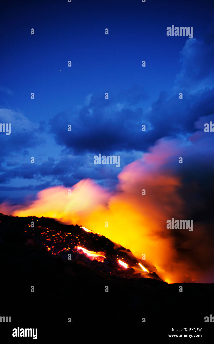 La coulée de lave de l'éruption du Kilauea à Hawaii's Big island circulant dans le Pacifique et à créer de nouvelles terres dans la nuit. Banque D'Images