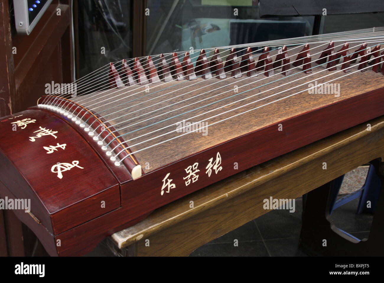 Le guzheng, instrument de musique chinois Photo Stock - Alamy