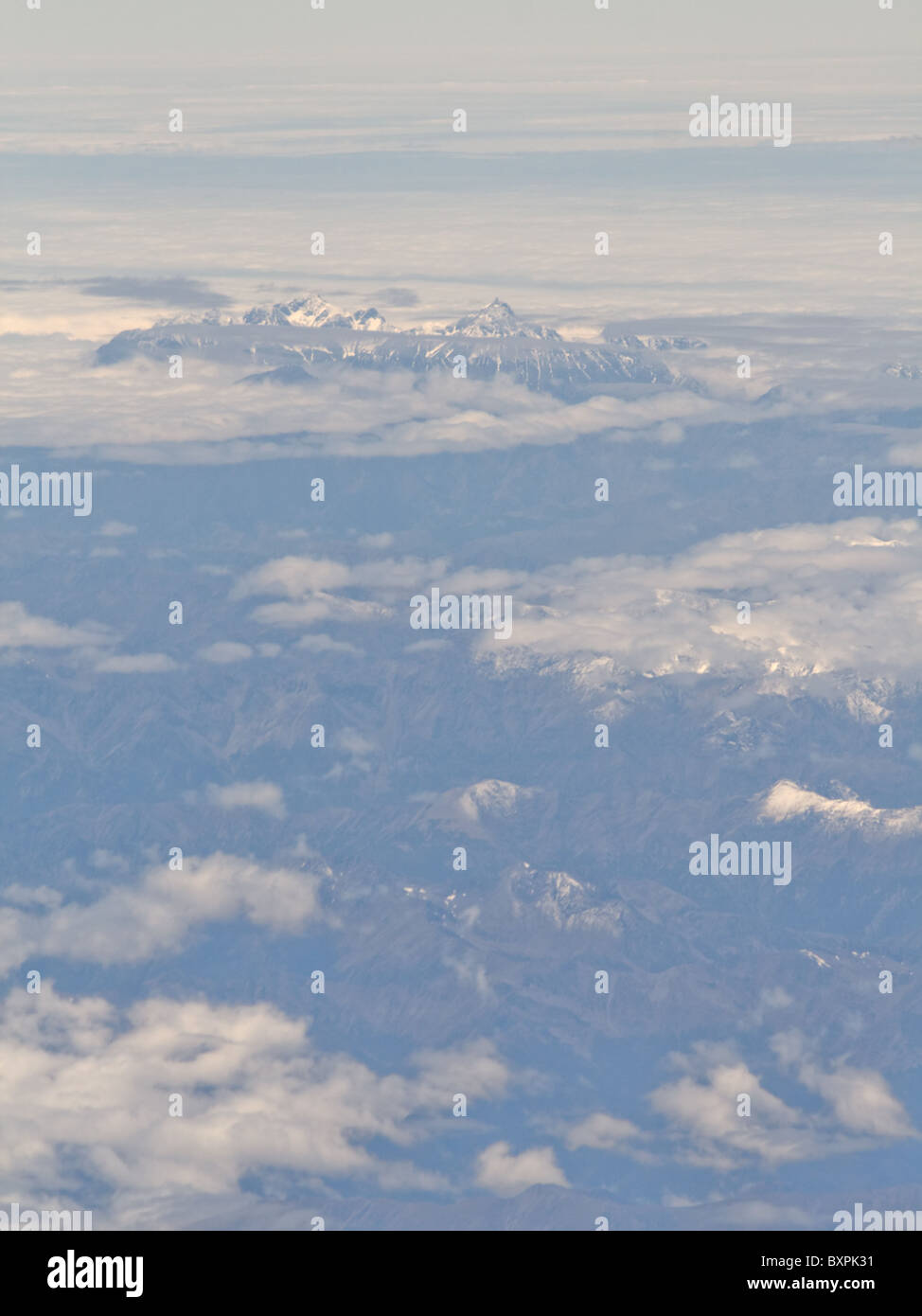 Montagnes de Nouvelle-zélande Alpes du Sud montrent à travers les nuages dans ce arial shot Banque D'Images