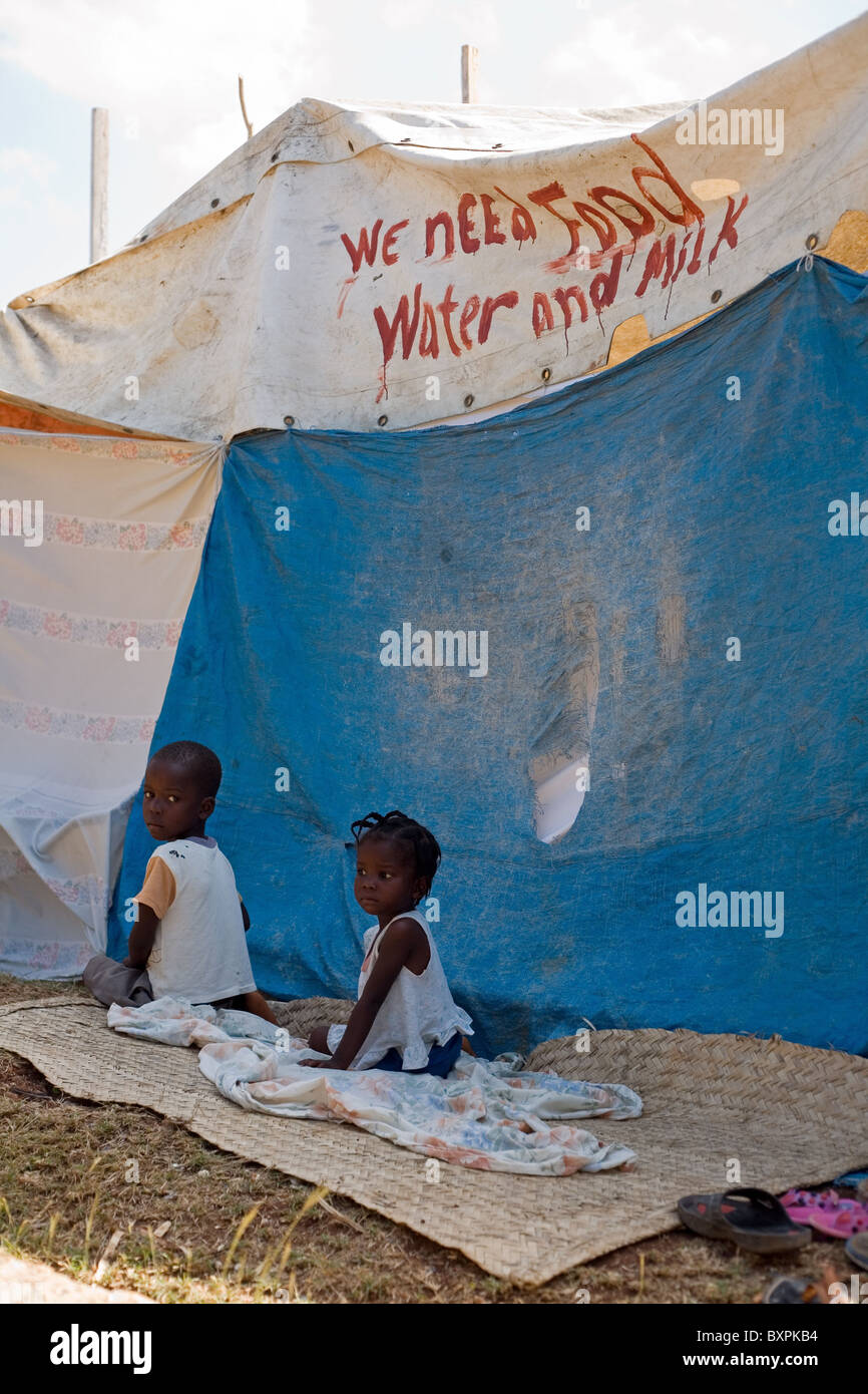 'Nous avons besoin de nourriture, d'eau et de lait". Un appel à l'aide n'est pas remarqué bien au-dessus de la route principale entre Port-au-Prince et Léogâne. Banque D'Images