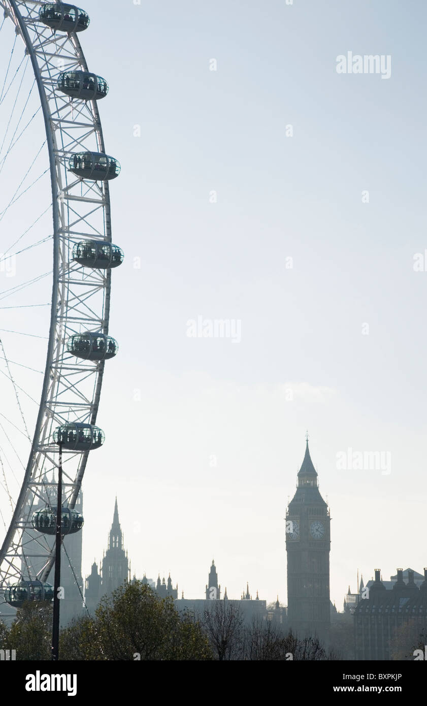 Toits de Londres avec le Parlement et le London Eye. Londres. L'Angleterre. UK. Banque D'Images