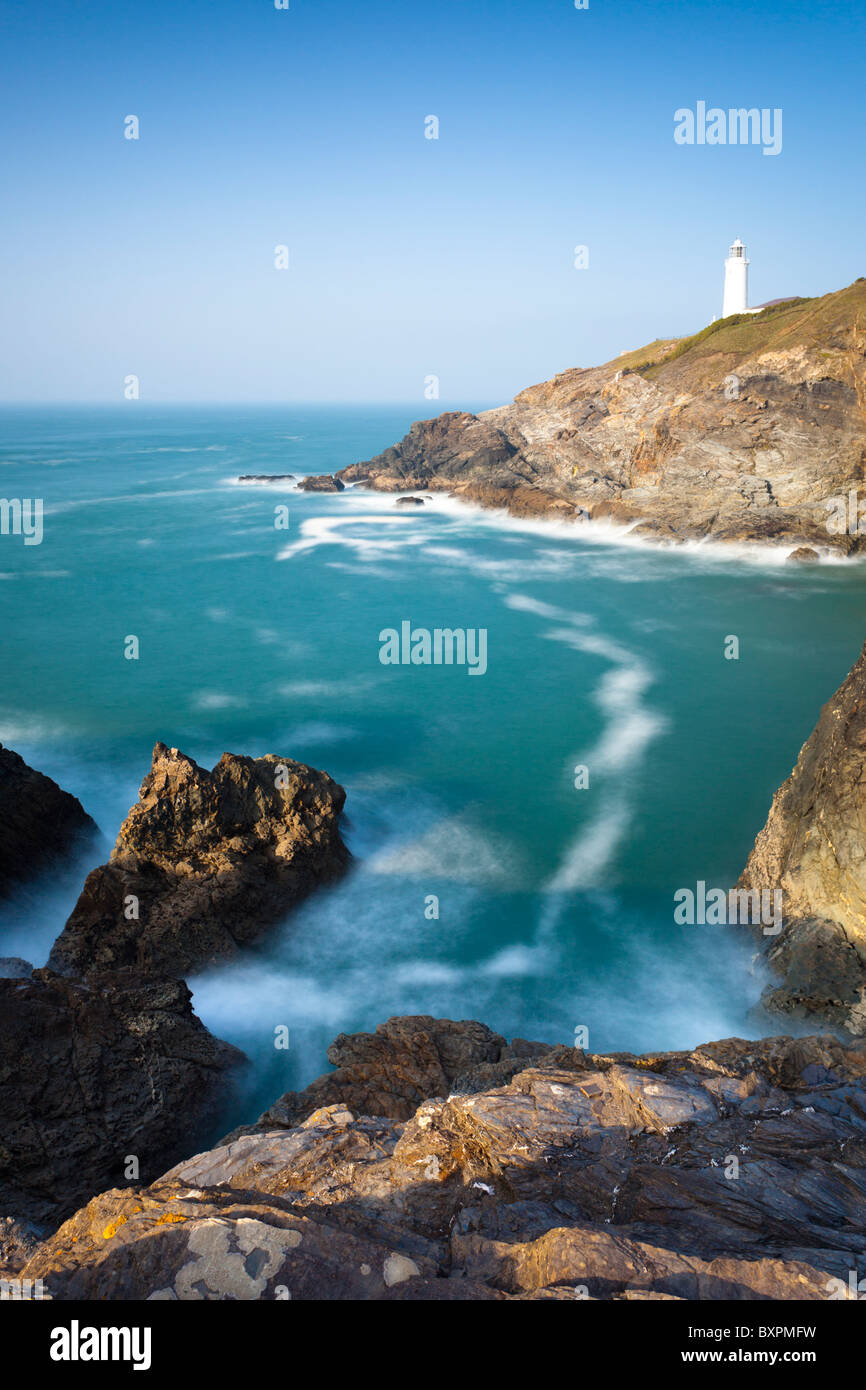 À l'échelle de l'anse puant Dinas Tête avec Trevose Head dans l'arrière-plan. Cornwall England UK Banque D'Images