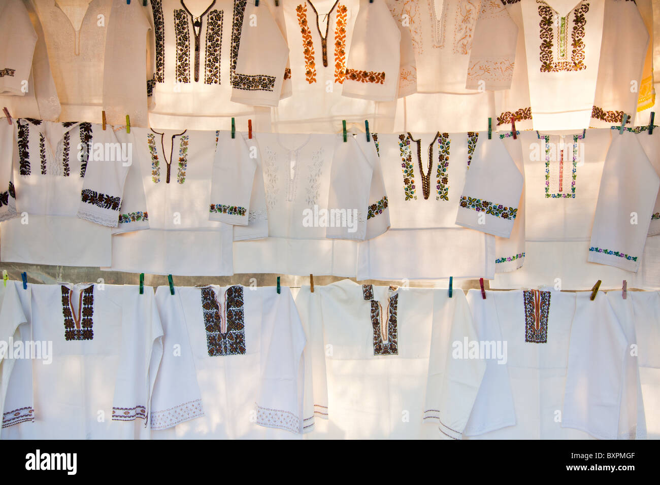 Lignes de la main traditionnellement des blouses, spécifiques à la région de Bucovine en Roumanie. Banque D'Images