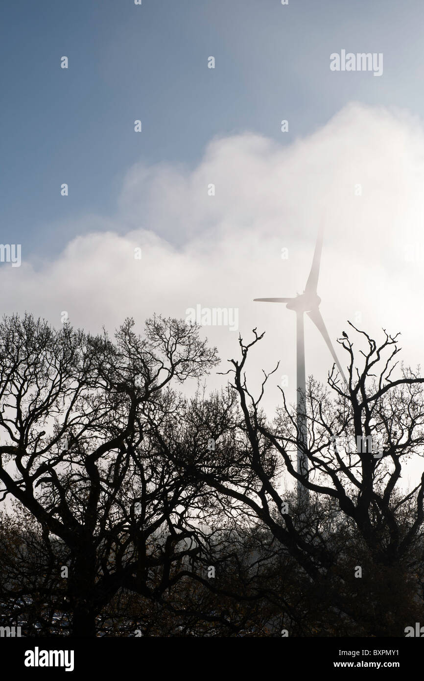 Wind turbine in swirling mist Banque D'Images