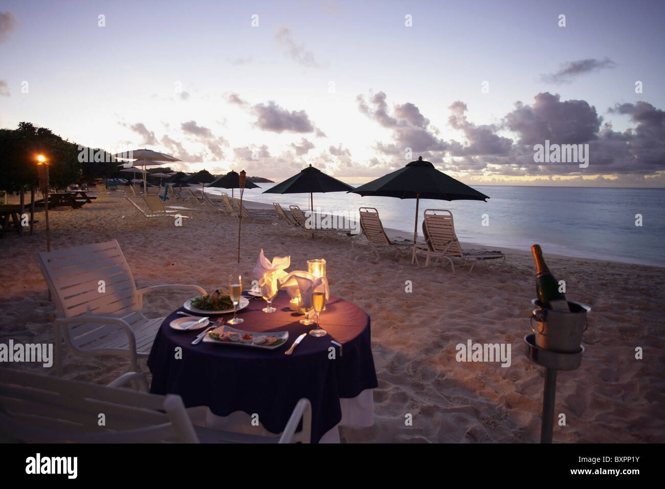 Repas romantique aux chandelles sur la plage Banque D'Images