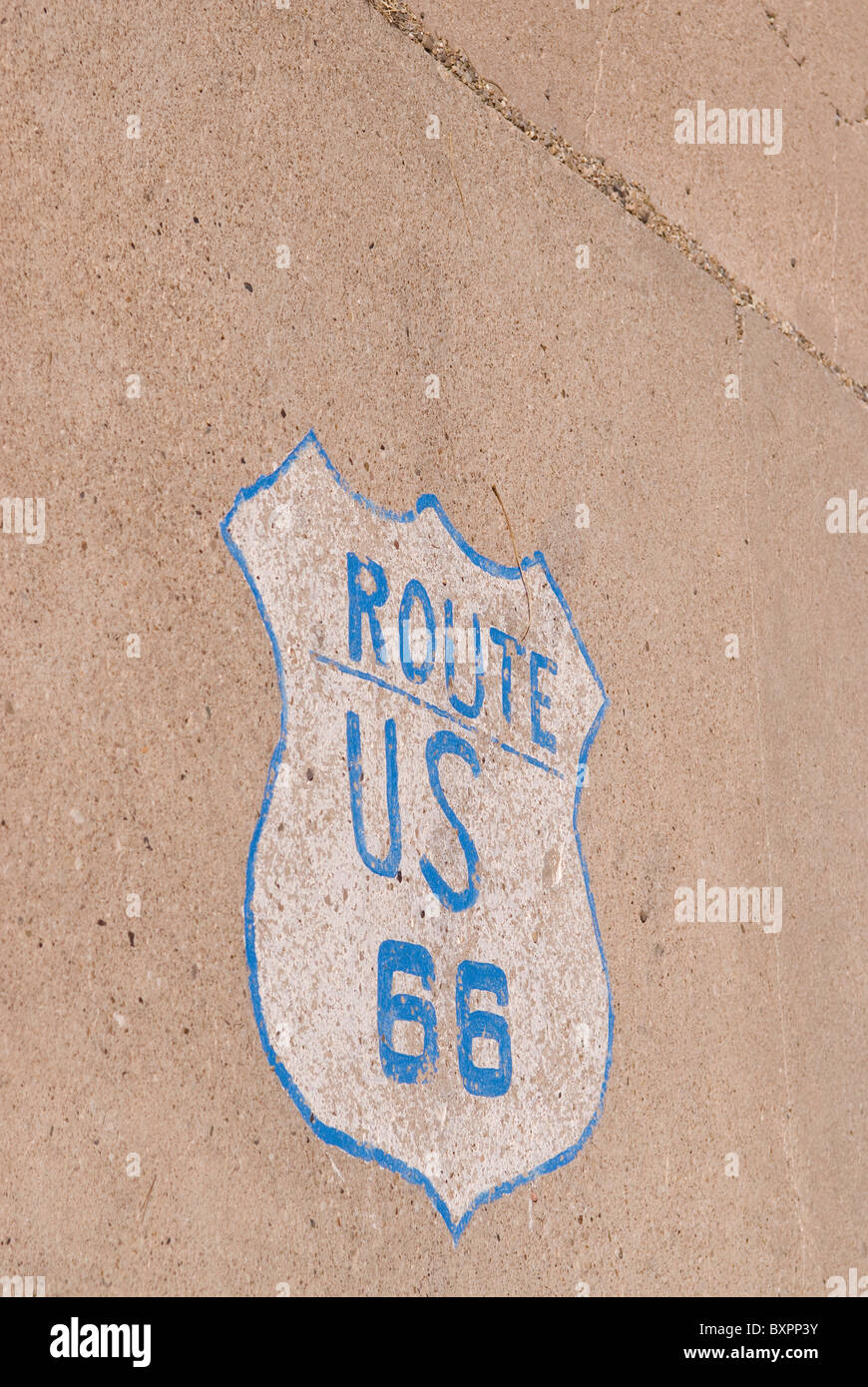 Route 66 sign painted on sidewalk Tucumcari New Mexico USA Banque D'Images