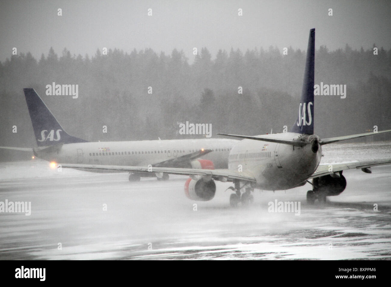 Un brumeux et snowy l'aéroport d'Arlanda, Stockholm, Suède. Banque D'Images