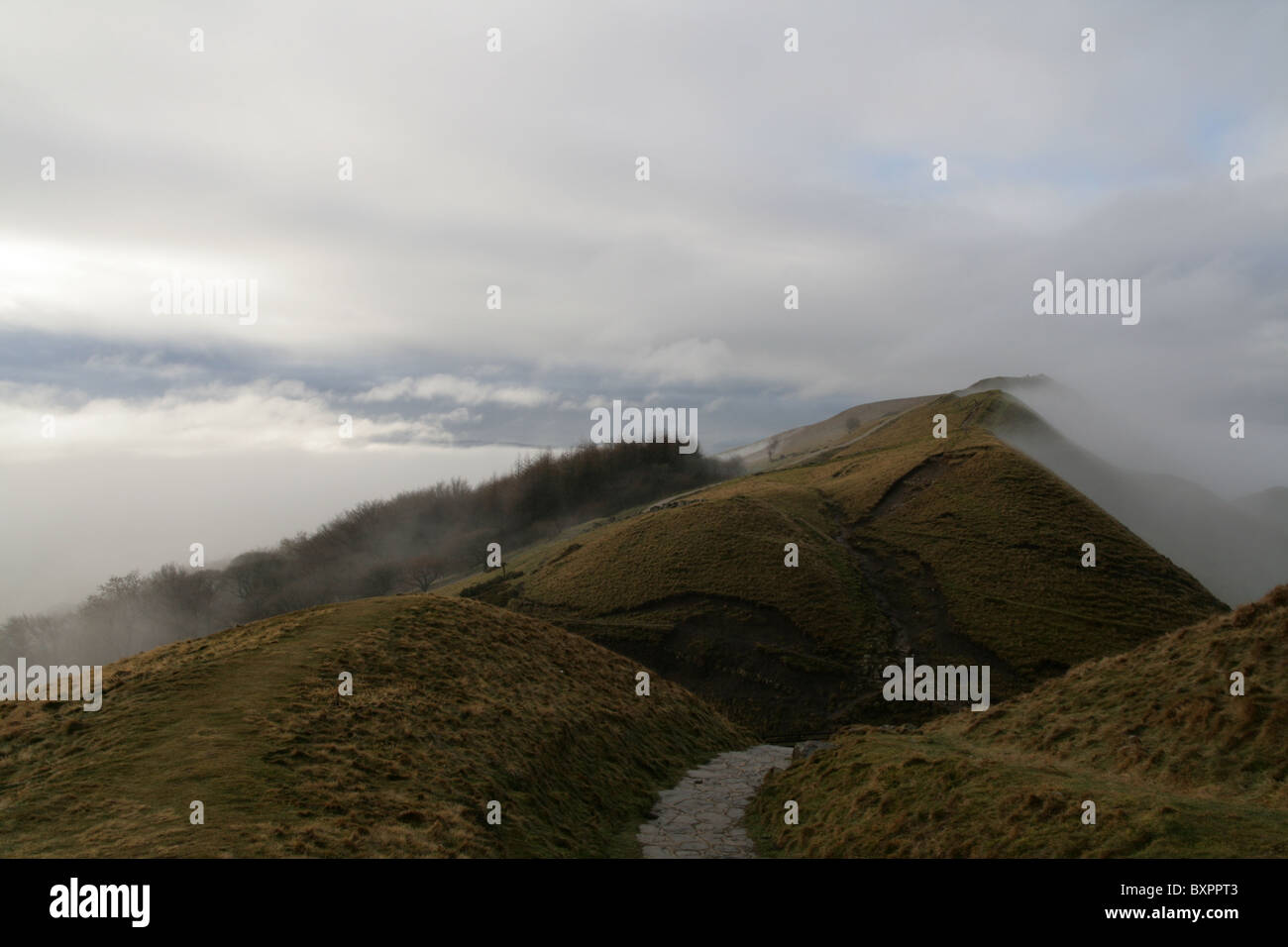 Rushup Edge, Mam Tor dans la brume avec les nuages bas Banque D'Images