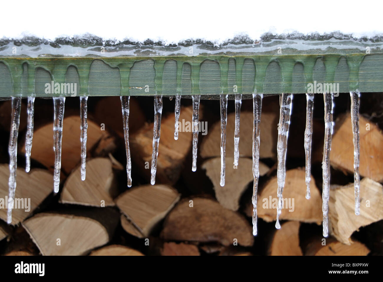 Stalactites sur log store Banque D'Images