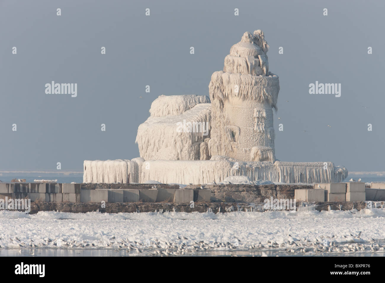 Le Cleveland Harbour West Pierhead Light couvertes par des couches de glace gelé Banque D'Images