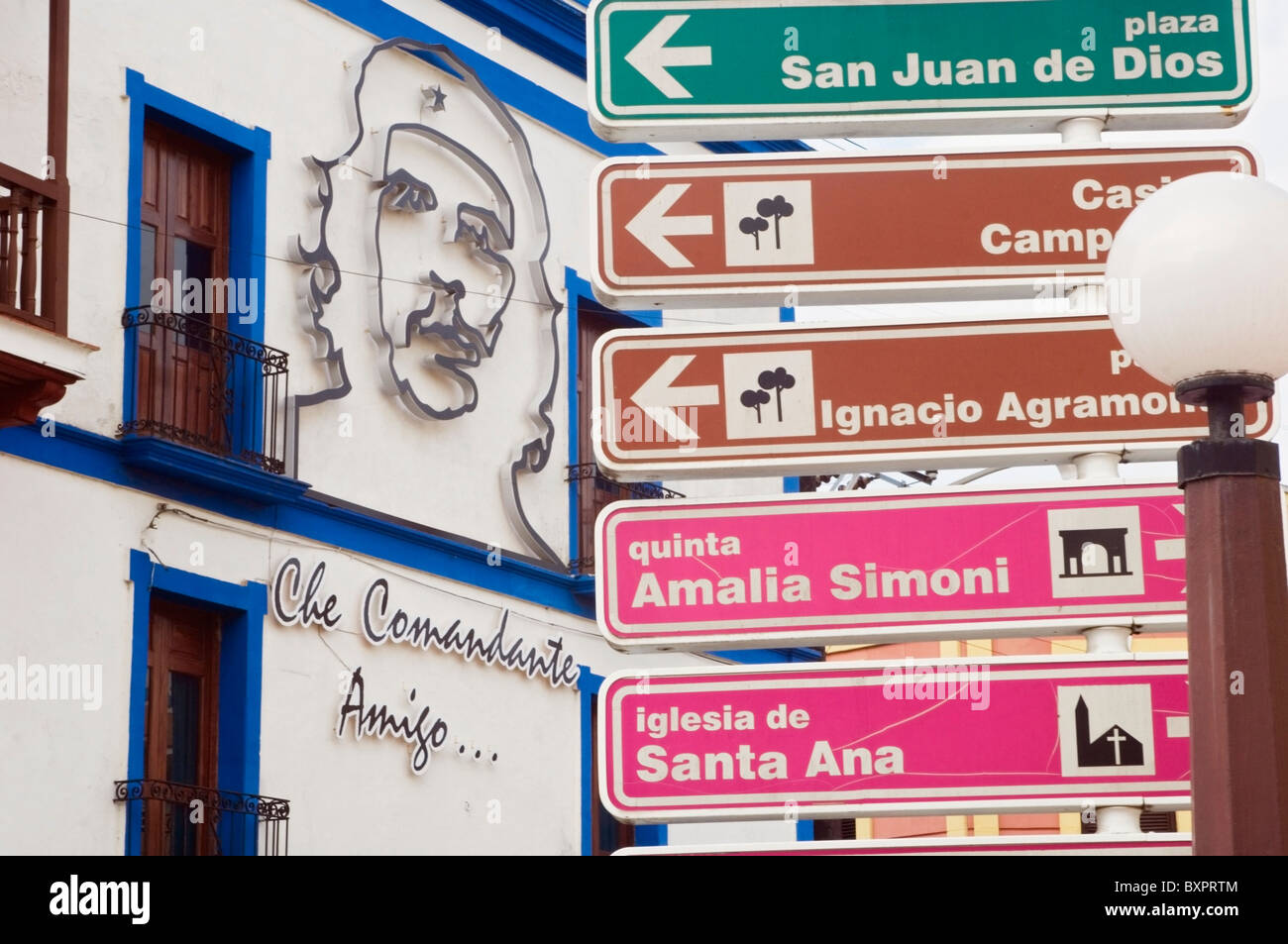 L'image de Che Guevara et de signalisation routière. Banque D'Images