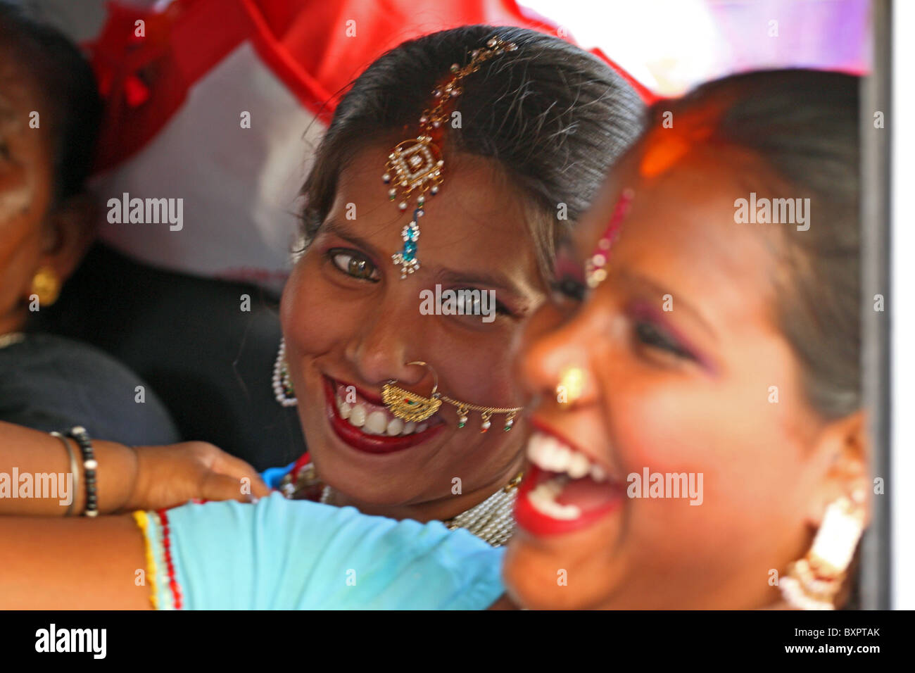Mariée indienne en voiture en route pour la cérémonie de mariage, Calcutta, Inde Banque D'Images