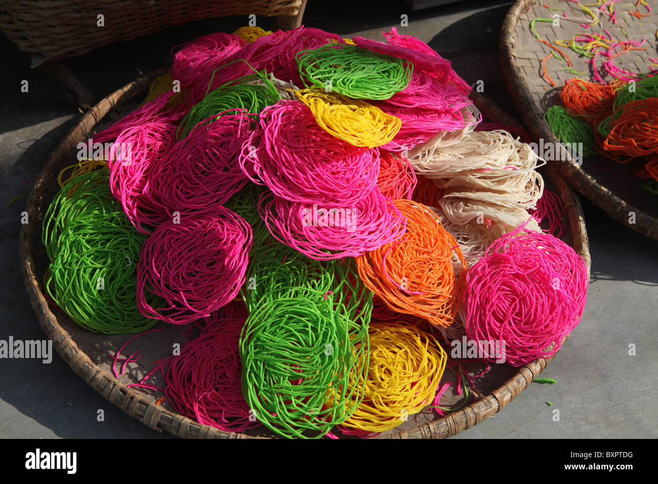 Riz de couleur coloré des collations dans la ville de Pokhara au Népal. Banque D'Images
