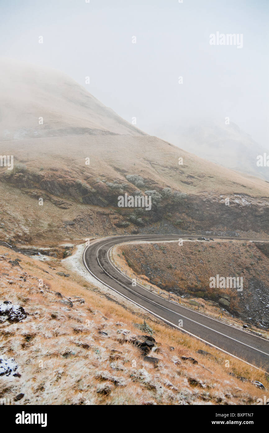 L'autoroute qui traverse le Fagarasi Transfagarasan montagnes à 2000 m d'altitude, à l'automne lors de la première neige, Roumanie Banque D'Images