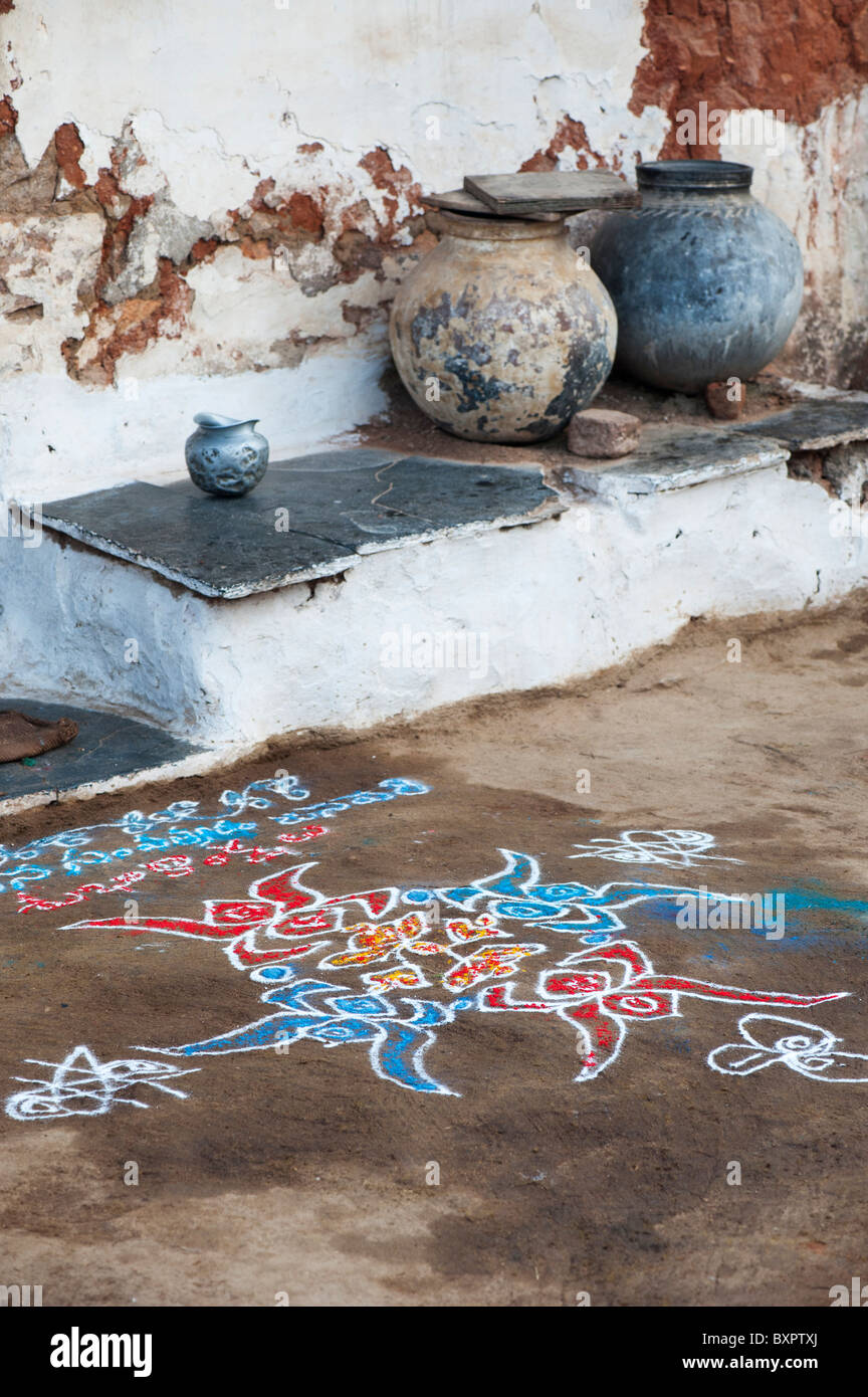 Poudre de couleur festival Rangoli en dehors d'une chambre design indien dans la ville de Puttaparthi, Andhra Pradesh, Inde Banque D'Images