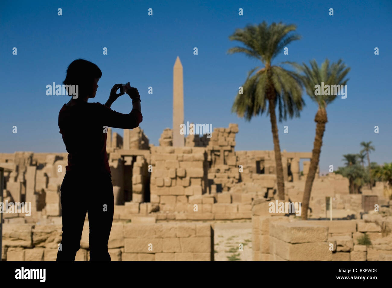 Silhouette of Woman Photographing ruines du temple de Karnak Banque D'Images