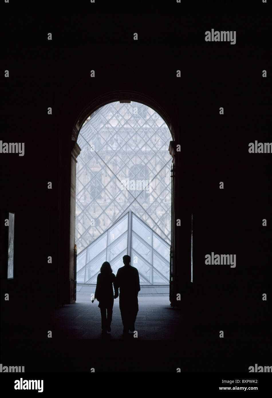 Couple Walking Through couloir menant à la Pyramide du Louvre Museum Banque D'Images