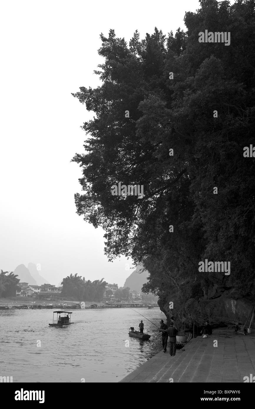 Chine, Province du Guangxi, Yangshuo. Banque de la rivière Li. Banque D'Images
