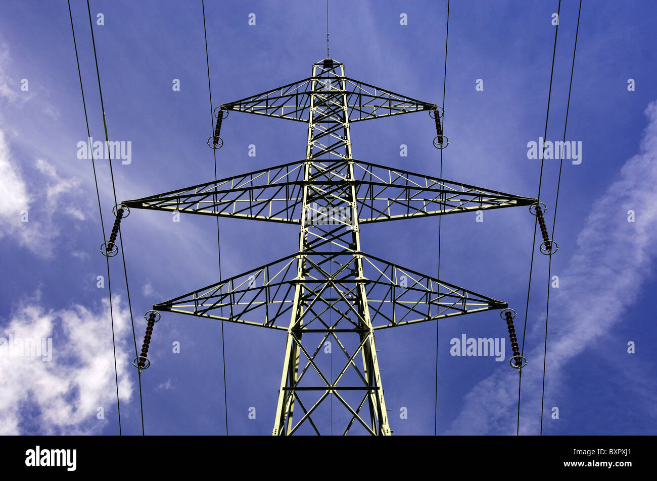 Pylône électrique contre le ciel bleu Banque D'Images